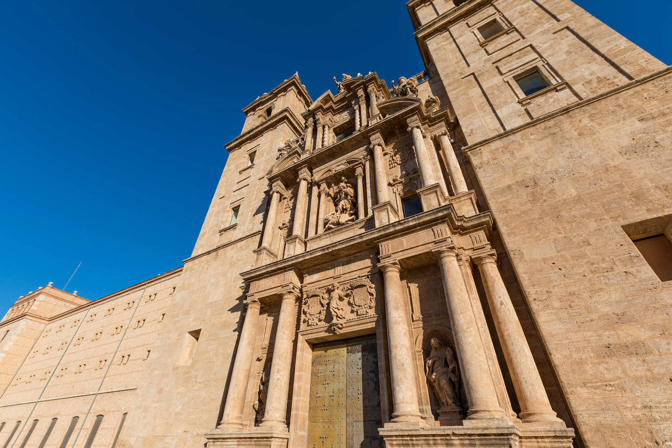 Monasterio de San Miguel de los Reyes S. XVI | En 1802 por la visita del rey Carlos IV y su mujer Maria Luisa de Parma, se construyó una portería presidida por dos torres almenadas. En el siglo XVIII se adjuntan elementos como el retablo del Altar Mayor, el enlosado del presbiterio o las gradas. 