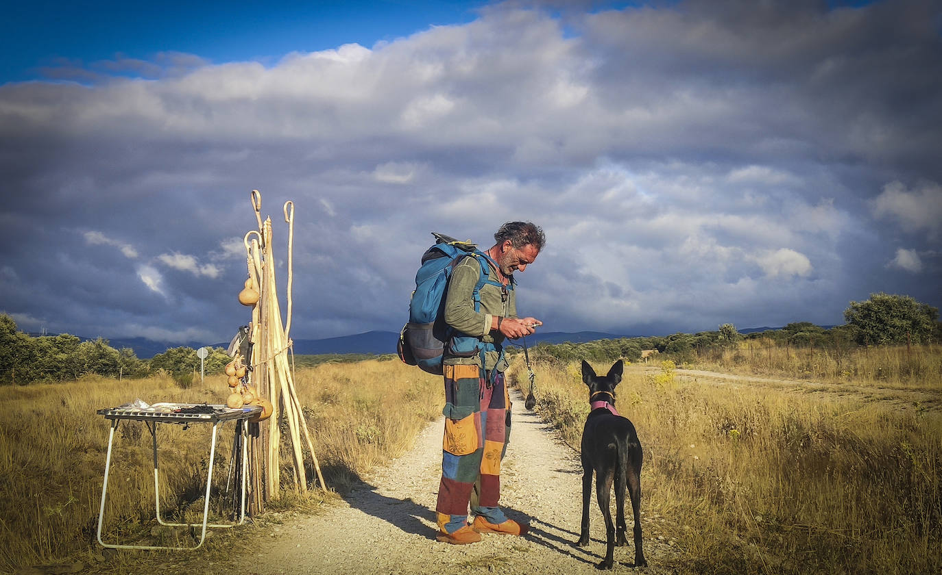 Manuel también viaja con su mascota, un cruce de galgo y podenco que atiende al nombre de ‘Anaconda’, algo incomprensible hasta que ves los abrazos que prodiga a su dueño. Hemos entrado en el Bierzo y el paisaje no va a tardar en dar un giro de 180º.