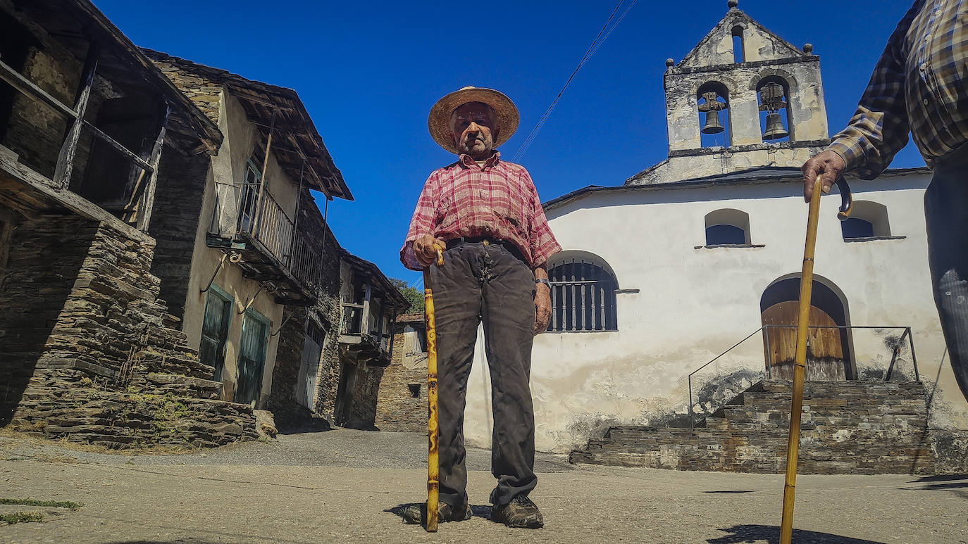 Camino del monasterio benedictino de Samos, la ruta pasa por San Cristóbal do Real. Arturo, 84 años, es uno de sus pocos pobladores. El hombre, que asegura ser familia de Fidel Castro, no pierde ocasión de arremeter contra los políticos gallegos, “que se olvidan de su tierra al llegar a Madrid”.