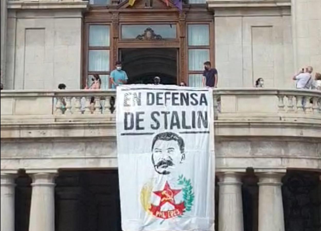 Lona desplegada el lunes en el balcón del Ayuntamiento. lp