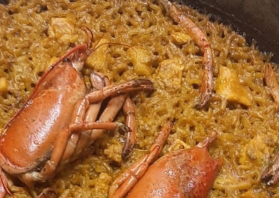 Imagen secundaria 1 - Arriba, vistas desde el interior de Voramar, abajo a la izquierda, un arroz seco de bogavante y a la derecha, paella valenciana. 