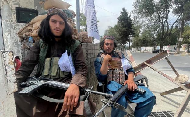 Los talibanes condenan los atentados frente al aeropuerto