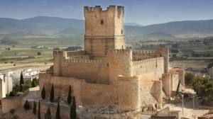 Castillo de Villena | El castillo de la Atalaya fue construido por el imperio Almohade en pleno siglo XII con el fin de poder proteger a la población musulmana. En 1240 Jaime I conquistó el castillo, el cual se mantuvo en manos cristianas durante varios años más. 