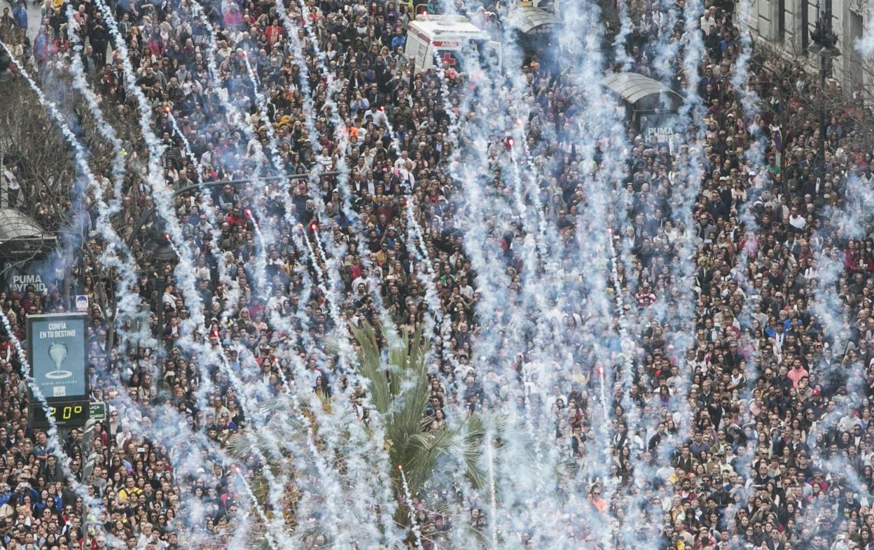 La última mascletà que se celebró en la plaza del Ayuntamiento de Valencia, el 10 de marzo de 2020. damián torres