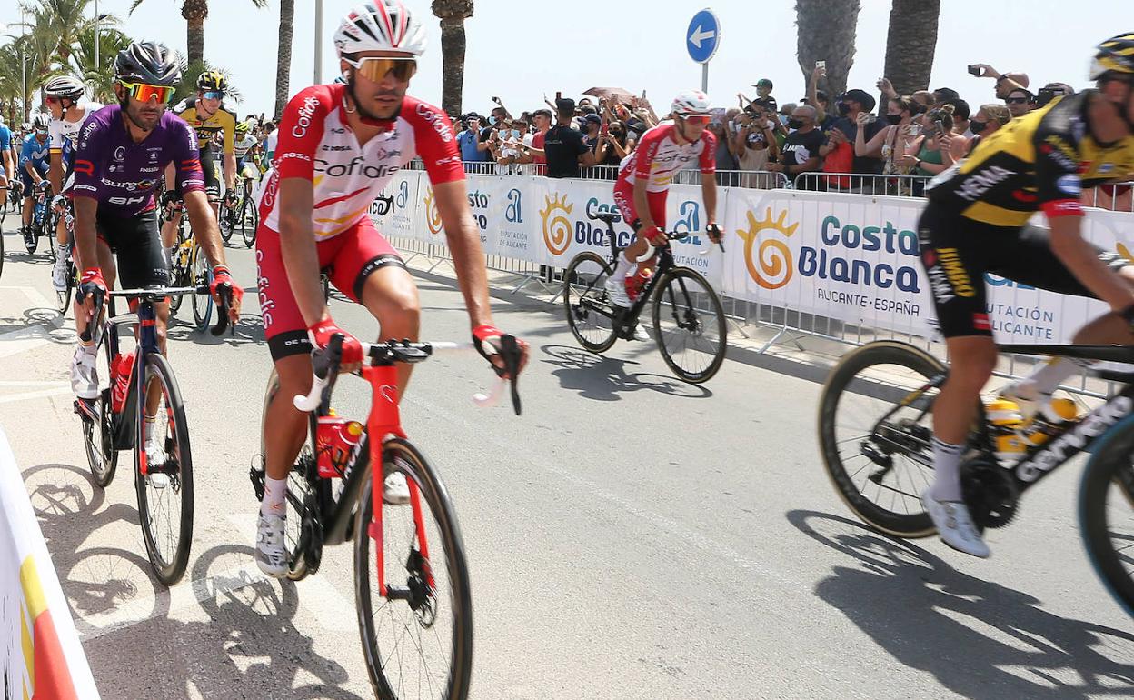 El pelotón de La Vuelta en la Costa Blanca. 