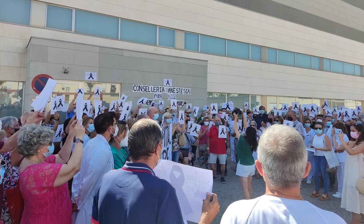 Decenas de ciudadanos han acudido hasta el hospital Virgen de los Lirios. 