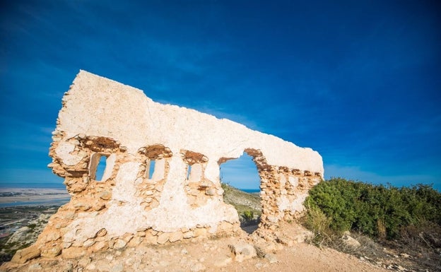 El fuerte de Cullera, se llega por uno de los desvíos de la subida al castillo. 