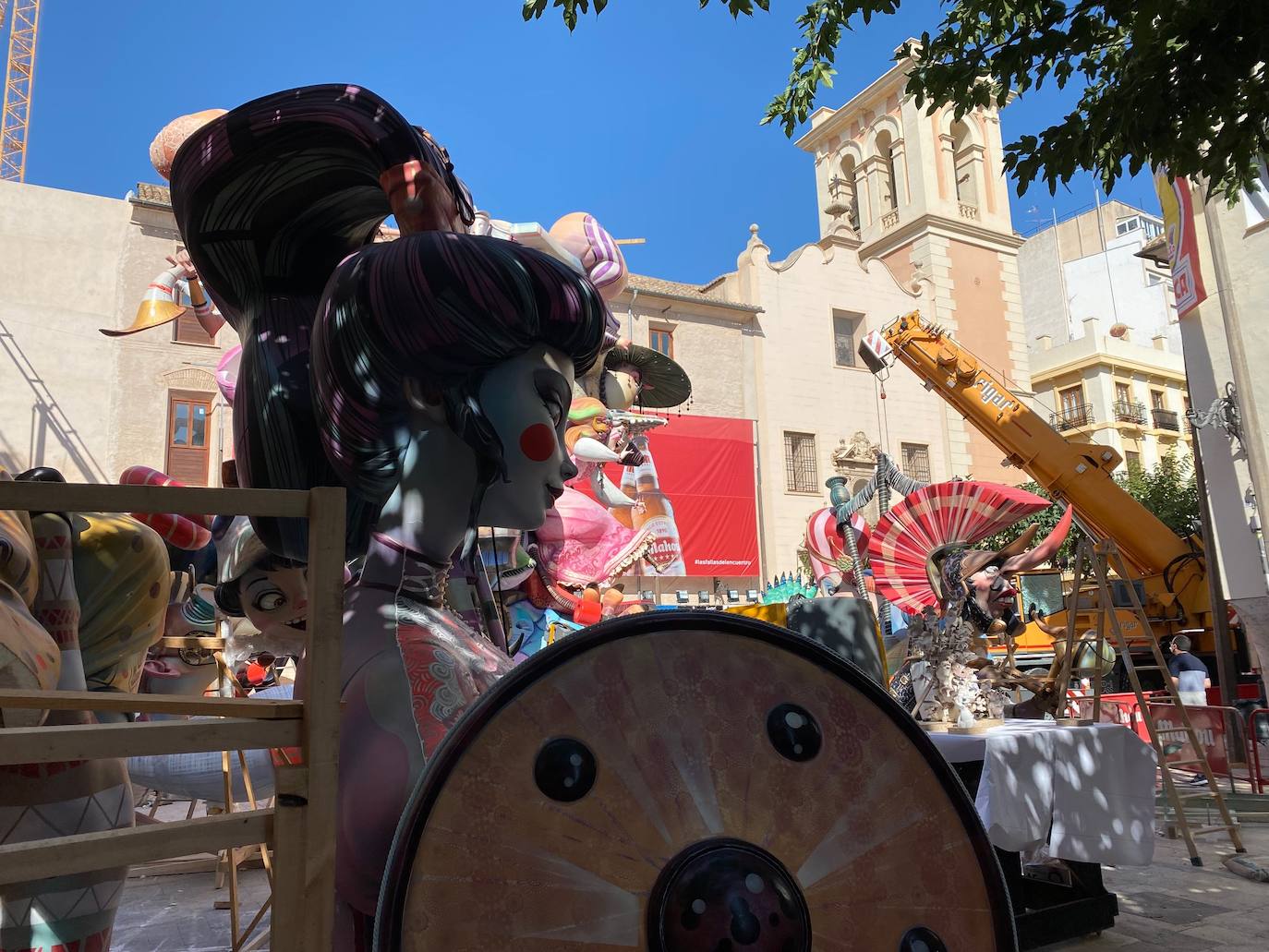 Los artistas frenan el trabajo en las horas de más calor y adelantan el montaje entre la tarde y la noche