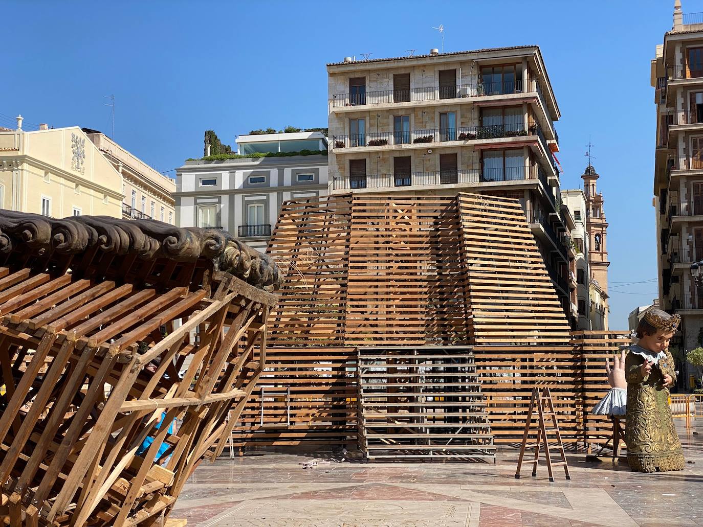 Los artistas frenan el trabajo en las horas de más calor y adelantan el montaje entre la tarde y la noche