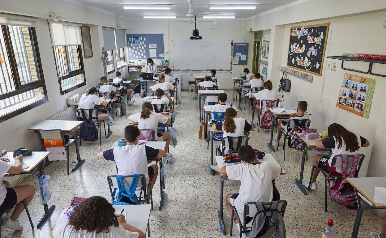 Alumnos de un colegio valenciano, el pasado curso, manteniendo la distancia de 1,5 metros. 