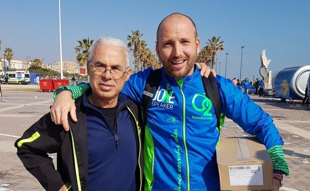 Vicent García San Rafael junto al speaker Joxe Fernández al terminar una edición de la 15K Abierta al Mar. 