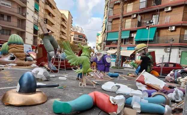 Cae parte de la falla Calvo Acacio de Valencia durante las labores de montaje