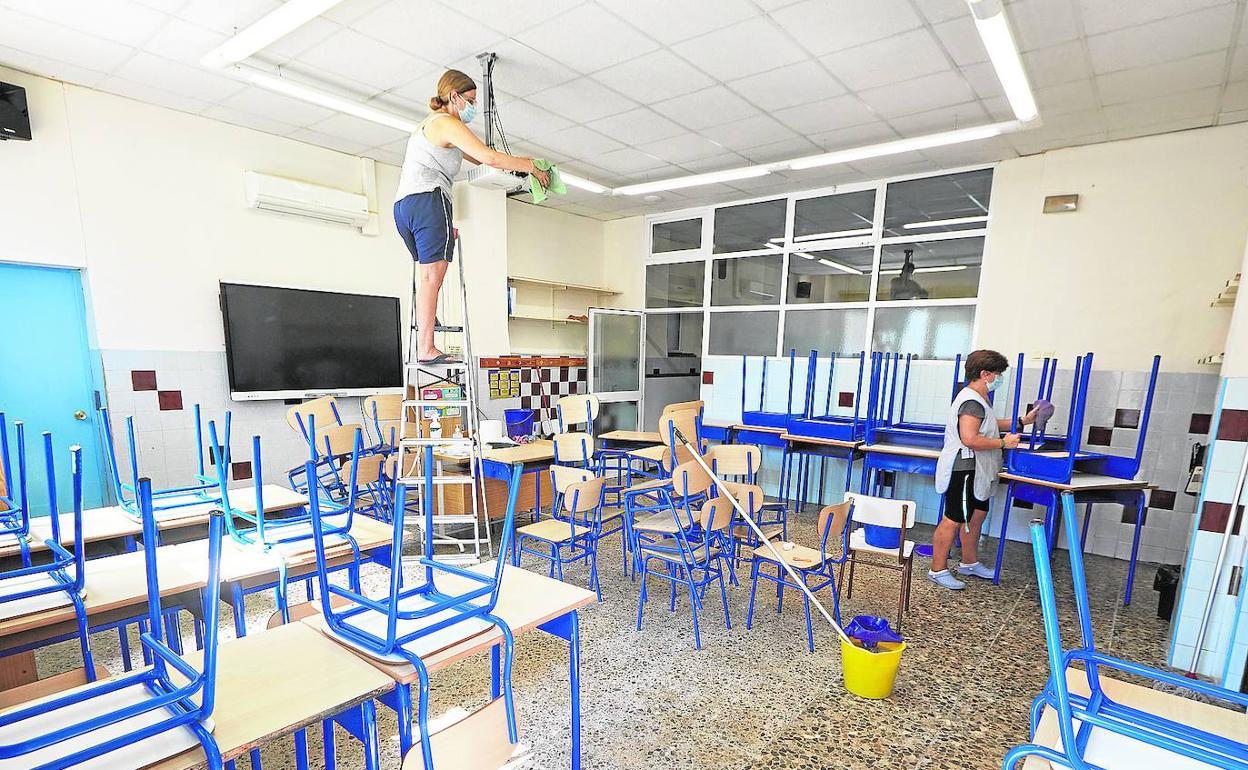 Trabajos de limpieza en el colegio Marni de Valencia de cara al próximo curso. 