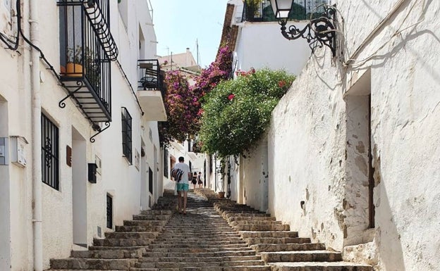 Una de las calles con escaleras del encantador barrio de Altea. 