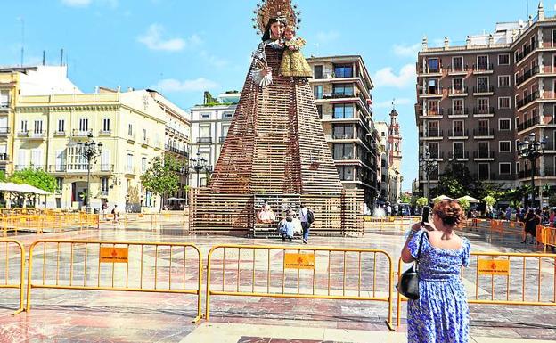 El cadafal de la imagen de la Virgen, instalado para la Ofrenda.