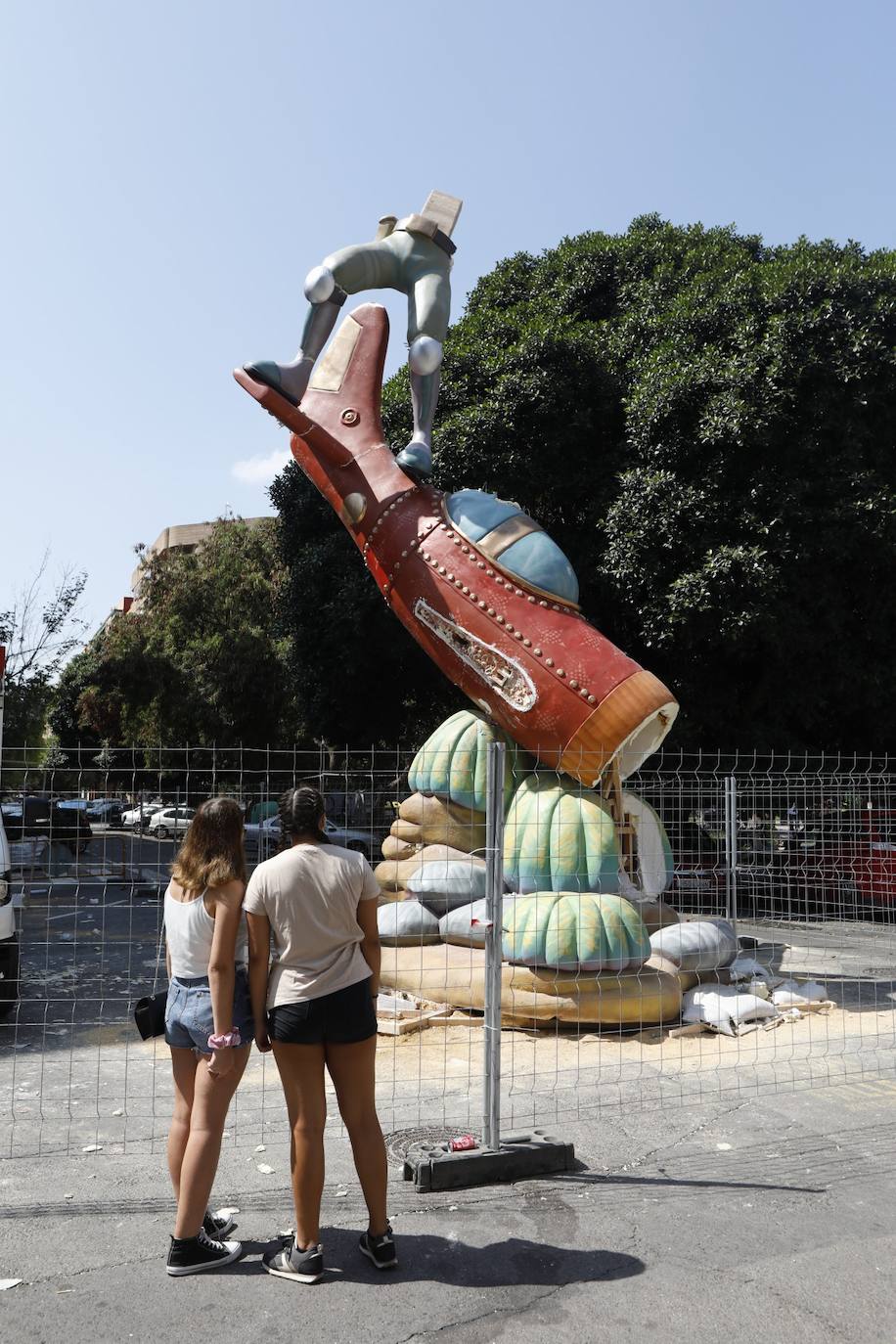 El monumento de la comisión Calvo Acacio de Valencia se ha caído durante las labores de montaje. A cuatro días de la plantà, la parte central y los remates han quedado muy dañados y la comisión confía en la ayuda del colectivo fallero para poder llegar a tiempo. 