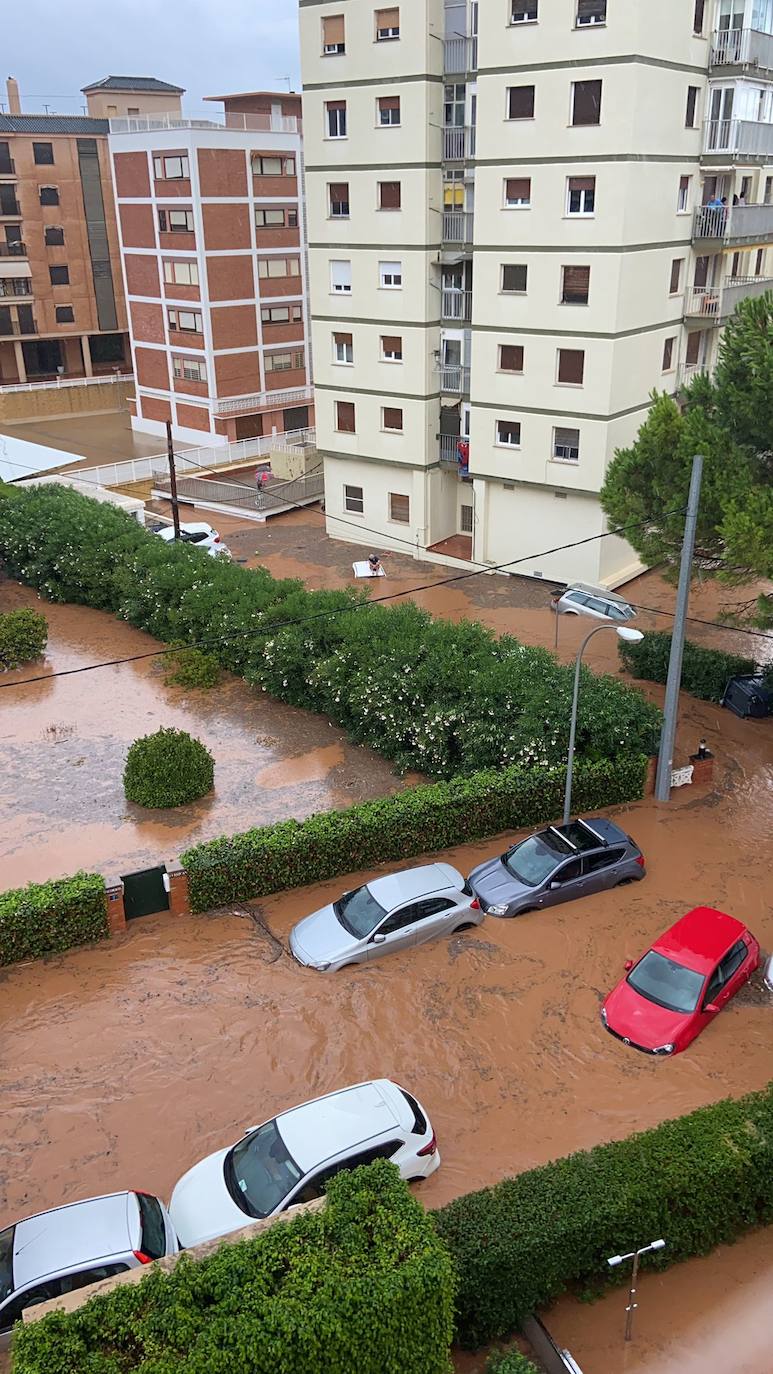 Un coche, afectado por las lluvias. 