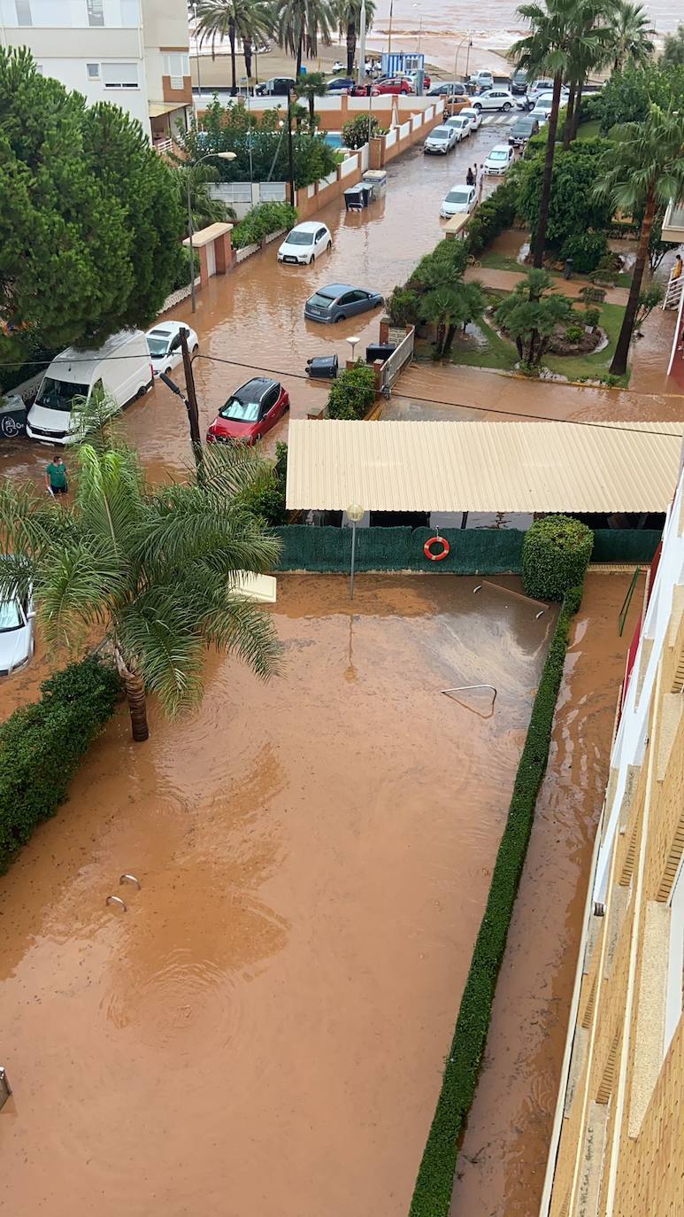 Un coche, afectado por las lluvias. 