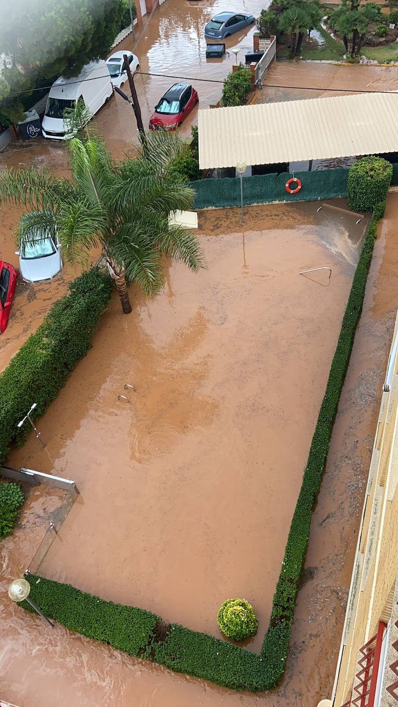 Un coche, afectado por las lluvias. 