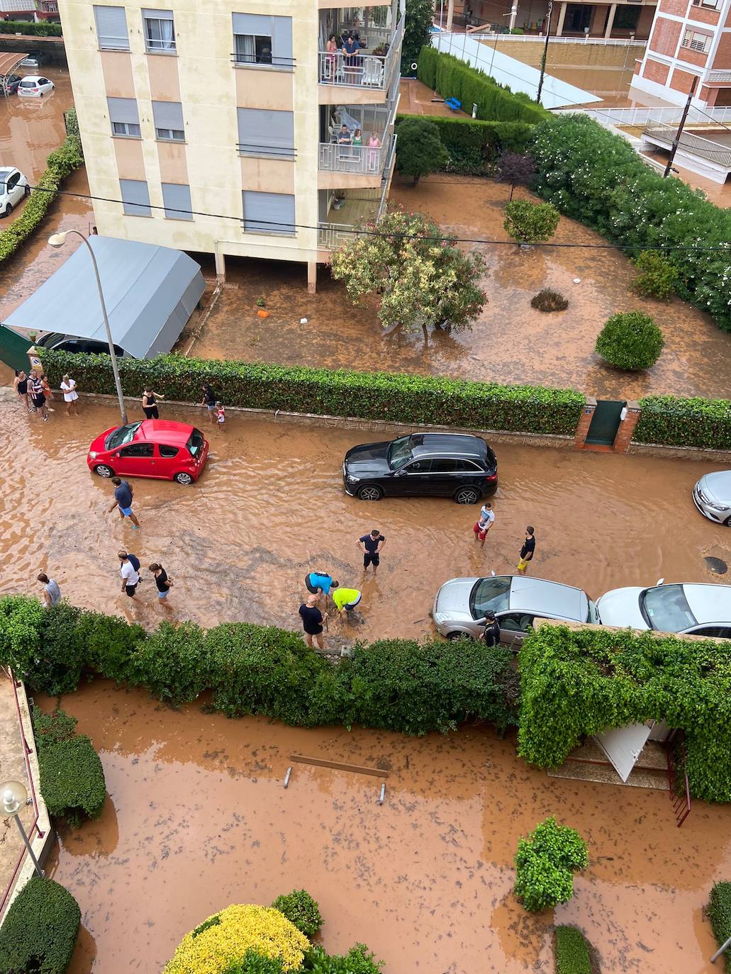 Un coche, afectado por las lluvias. 