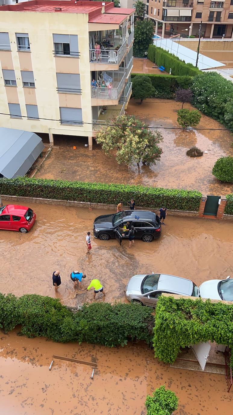 Un coche, afectado por las lluvias. 