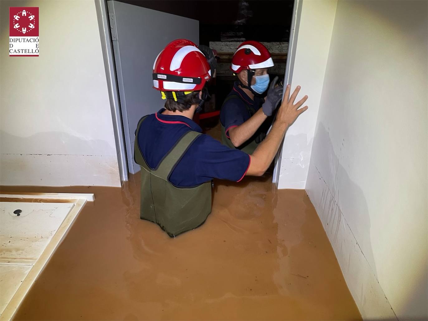 Un coche, afectado por las lluvias. 