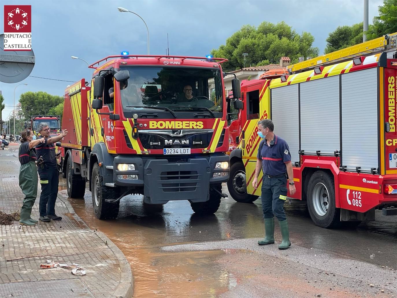 Un coche, afectado por las lluvias. 