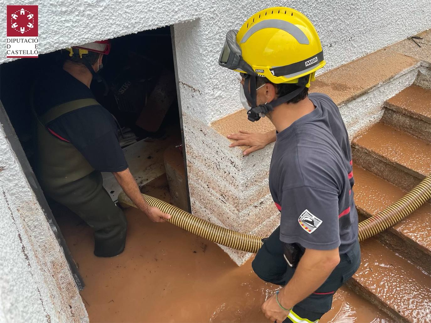 Un coche, afectado por las lluvias. 