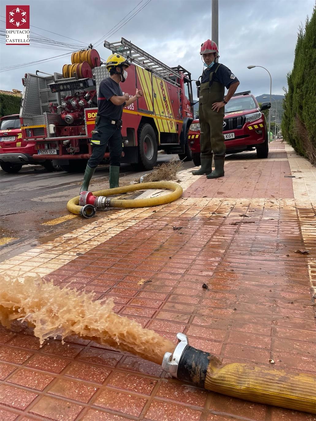 Un coche, afectado por las lluvias. 