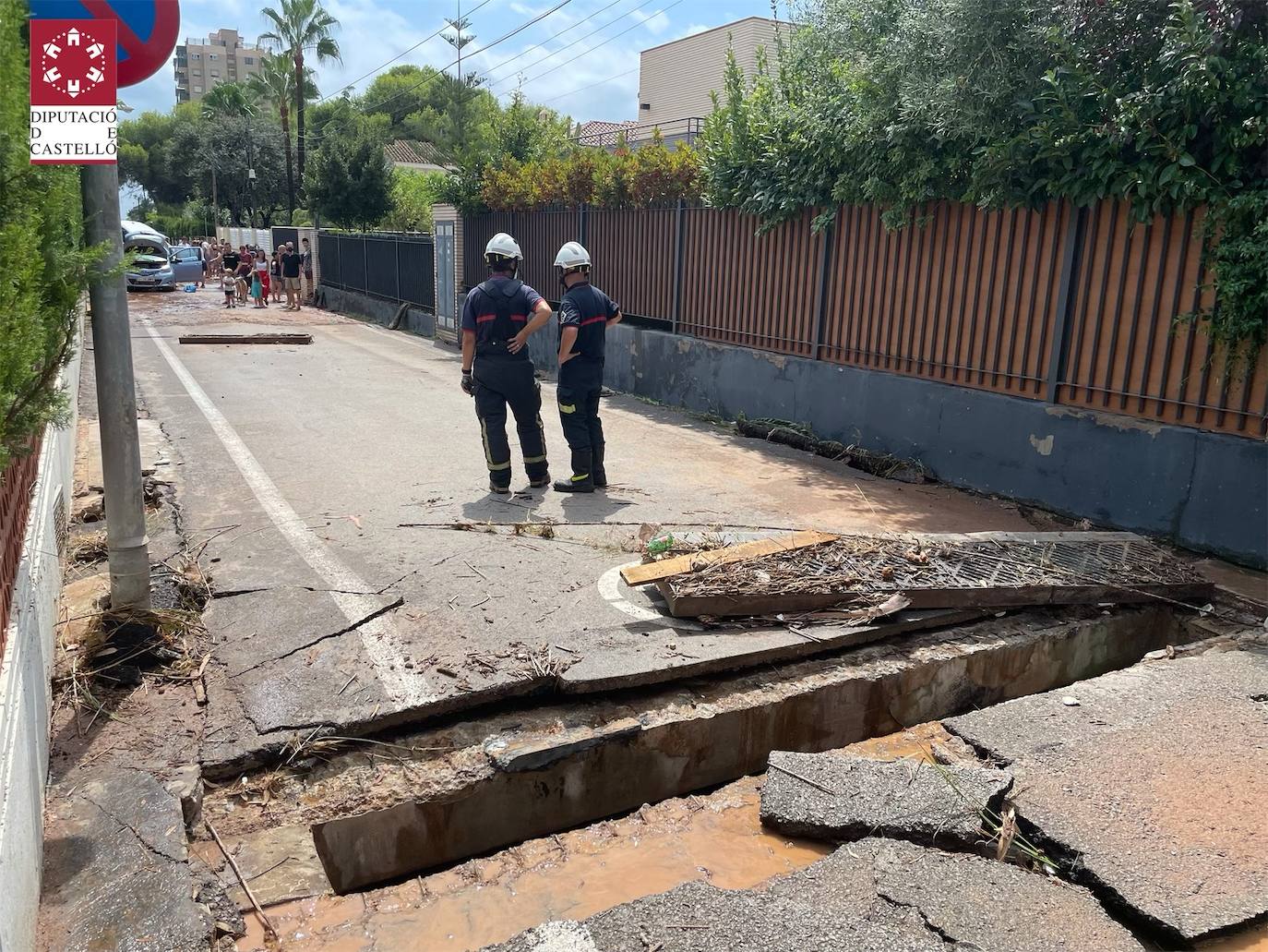 Un coche, afectado por las lluvias. 