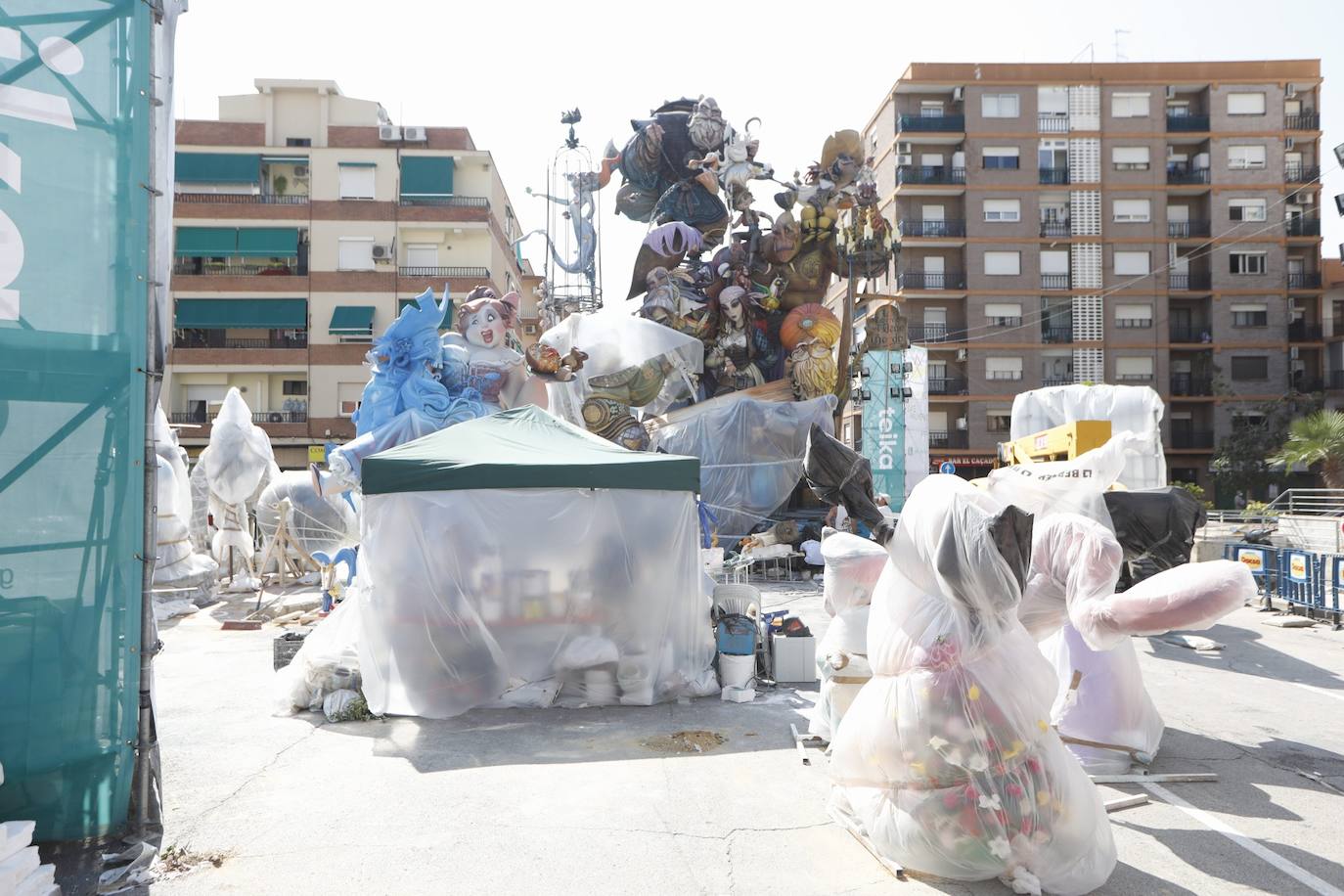 La lluvia acecha la plantà de las fallas. Muchos artistas han decidido cubrir sus monumentos con plástico ante los avisos de precipitaciones activados para los próximos días, para proteger las piezas de cualquier imprevisto.