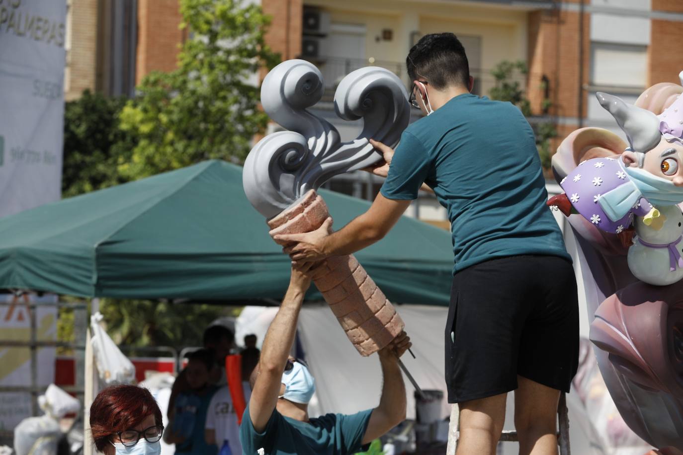 La lluvia acecha la plantà de las fallas. Muchos artistas han decidido cubrir sus monumentos con plástico ante los avisos de precipitaciones activados para los próximos días, para proteger las piezas de cualquier imprevisto.