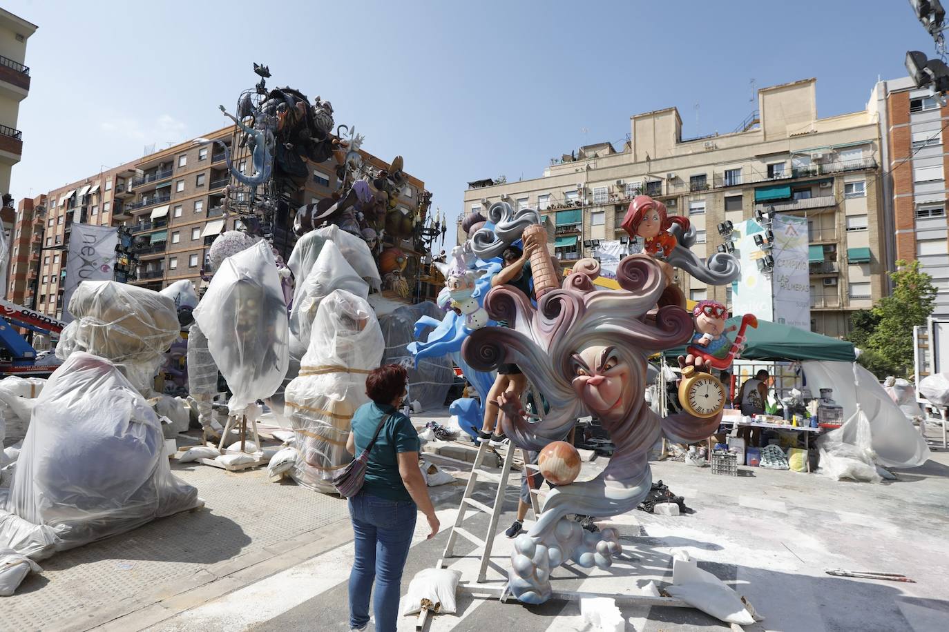 La lluvia acecha la plantà de las fallas. Muchos artistas han decidido cubrir sus monumentos con plástico ante los avisos de precipitaciones activados para los próximos días, para proteger las piezas de cualquier imprevisto.