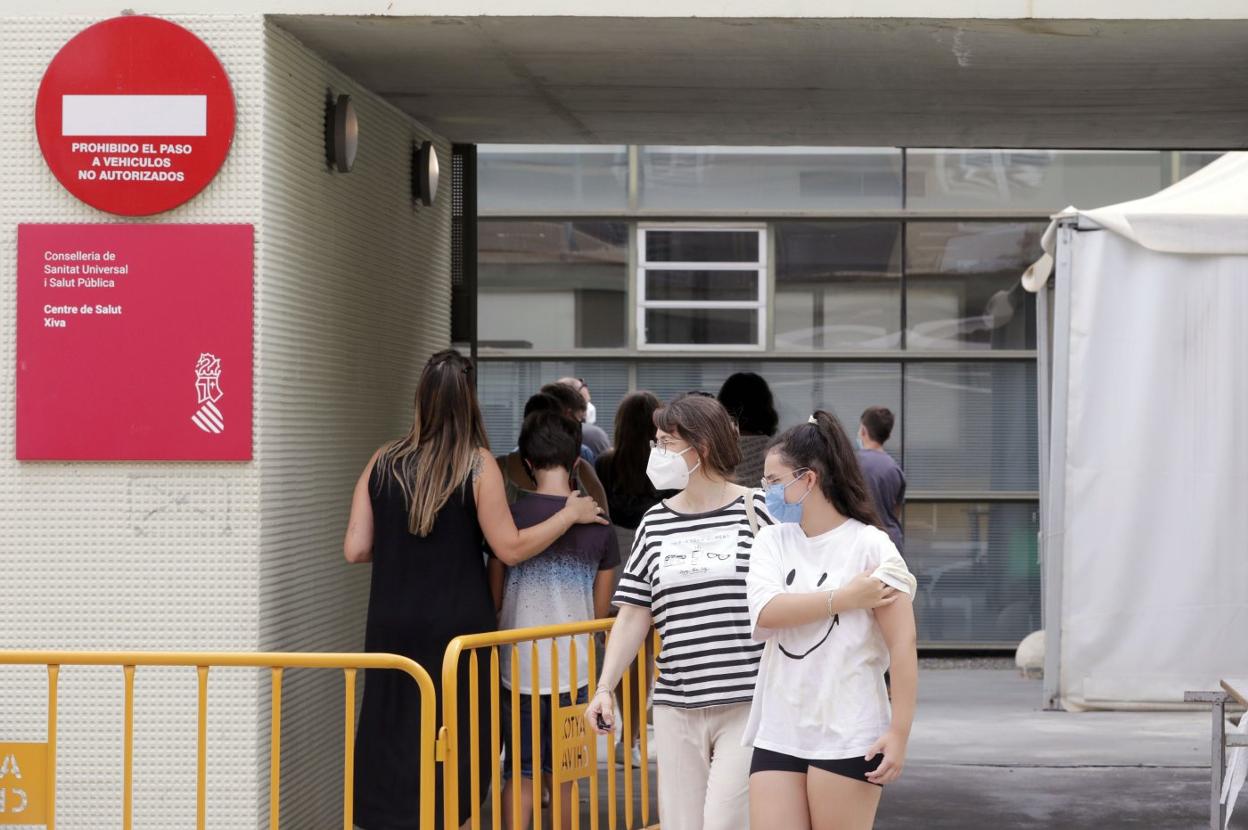 Menores entran y salen acompañados del centro de salud de Chiva en el proceso de vacunación. irene marsilla
