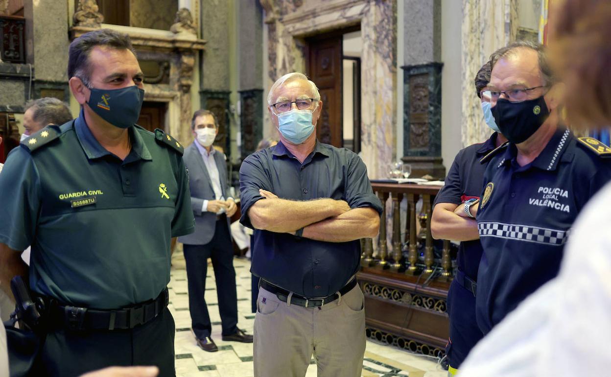 El alcalde Ribó, con mandos policiales esta mañana en la Junta Local de Seguridad. 