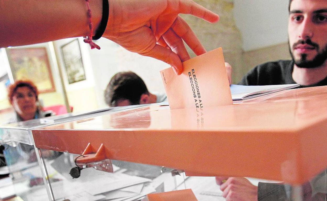 Un ciudadano deposita su voto en al urna durante las últimas elecciones.