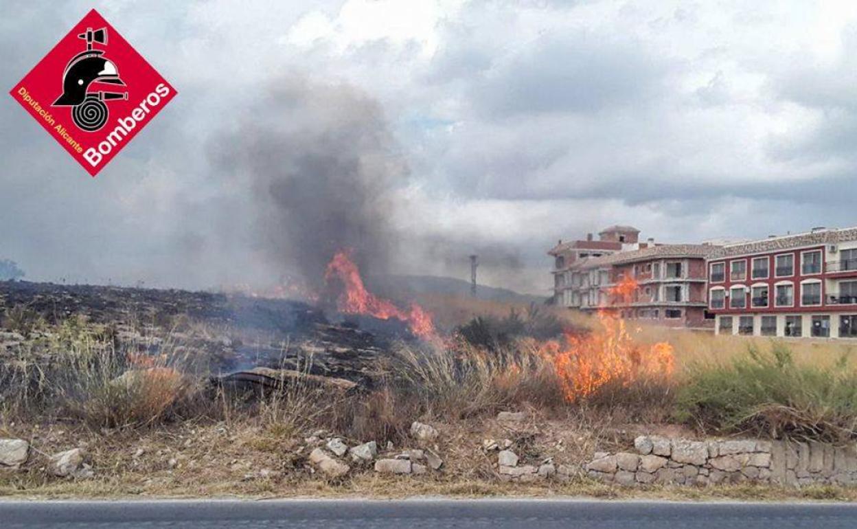 Incendio en una zona de bancales a las afueras de Pinoso, este lunes. 