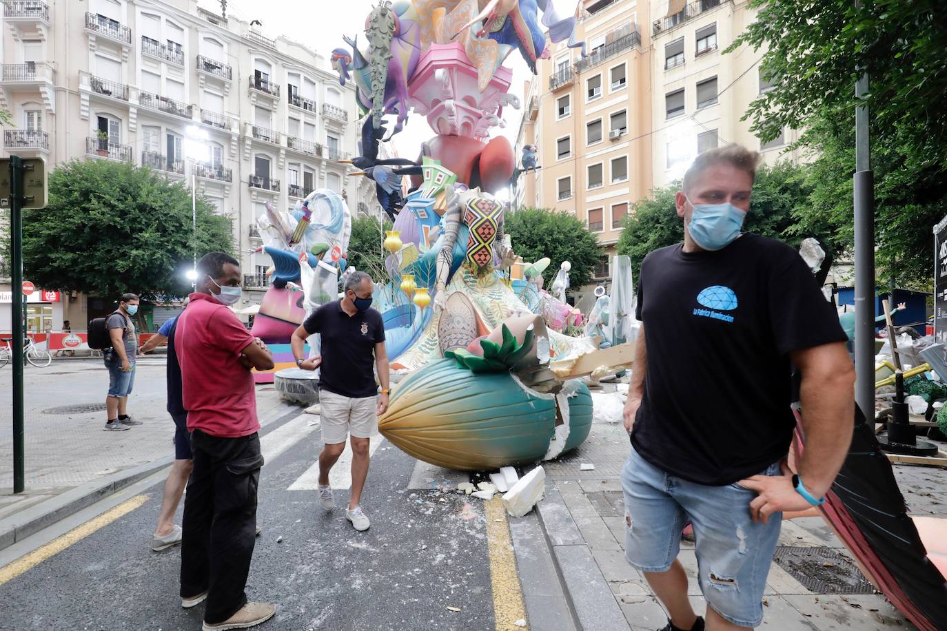 La tormenta que ha caído en Valencia ha derribado la cabeza de un ninot del cuerpo central de Sueca-Literato Azorínn y ha causado daños en varias piezas e la falla de Especial. 