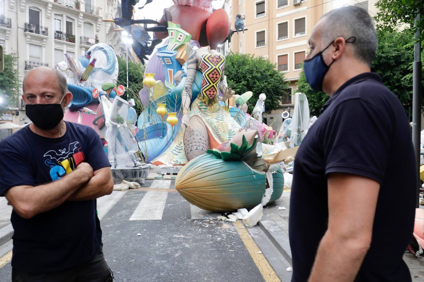 La tormenta que ha caído en Valencia ha derribado la cabeza de un ninot del cuerpo central de Sueca-Literato Azorínn y ha causado daños en varias piezas e la falla de Especial. 