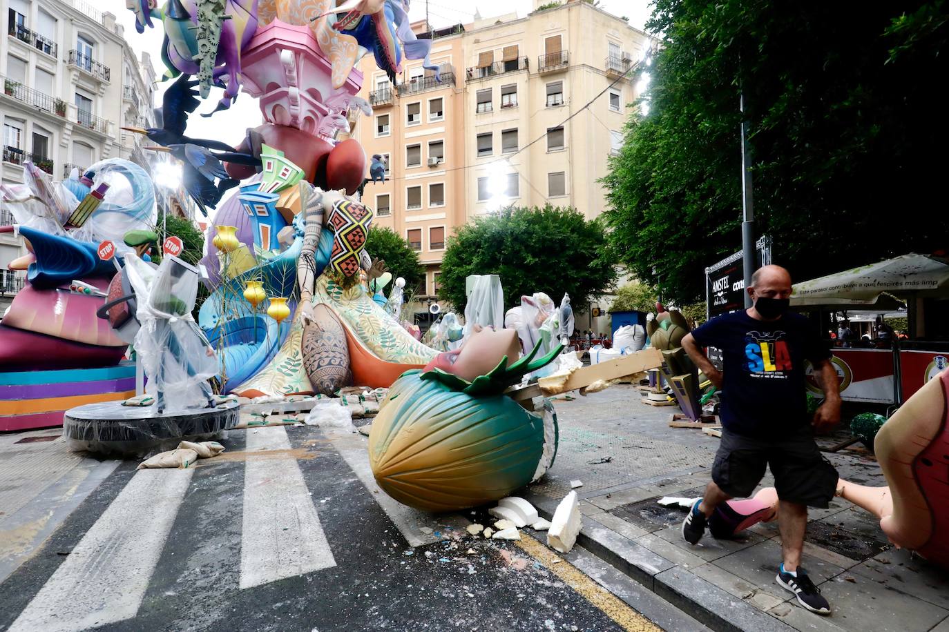 La tormenta que ha caído en Valencia ha derribado la cabeza de un ninot del cuerpo central de Sueca-Literato Azorínn y ha causado daños en varias piezas e la falla de Especial. 