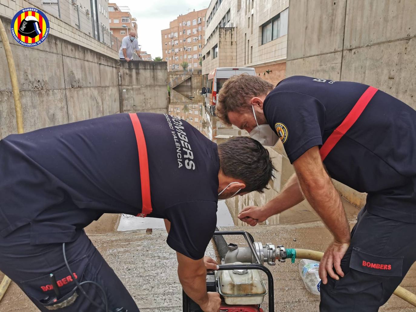 Los bomberos trabajan en la zona inundada en Sagunto.