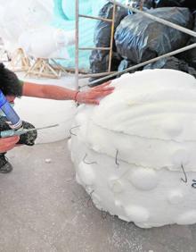 Imagen secundaria 2 - Del esbozo a la creación. Pedro Santaeulalia muestra con el móvil el diseño creado para el ninot del coronavirus y su posterior proceso creativo en el taller para darle forma con el corcho.