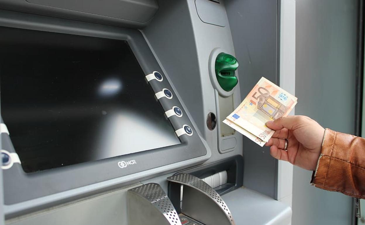 Dinero en efectivo | Los ingresos bancarios con dinero en efectivo que más vigila Hacienda