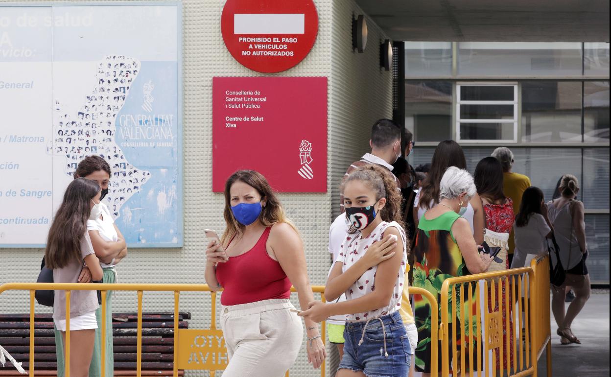 Acceso a uno de los puntos de vacunación en la Comunitat. 