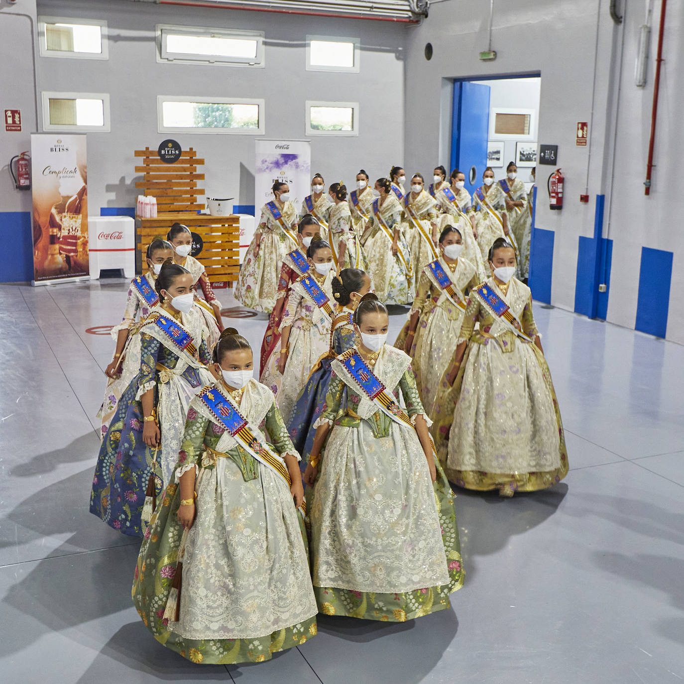 Corte infantil y mayor, antes de tomar asiento en el acto