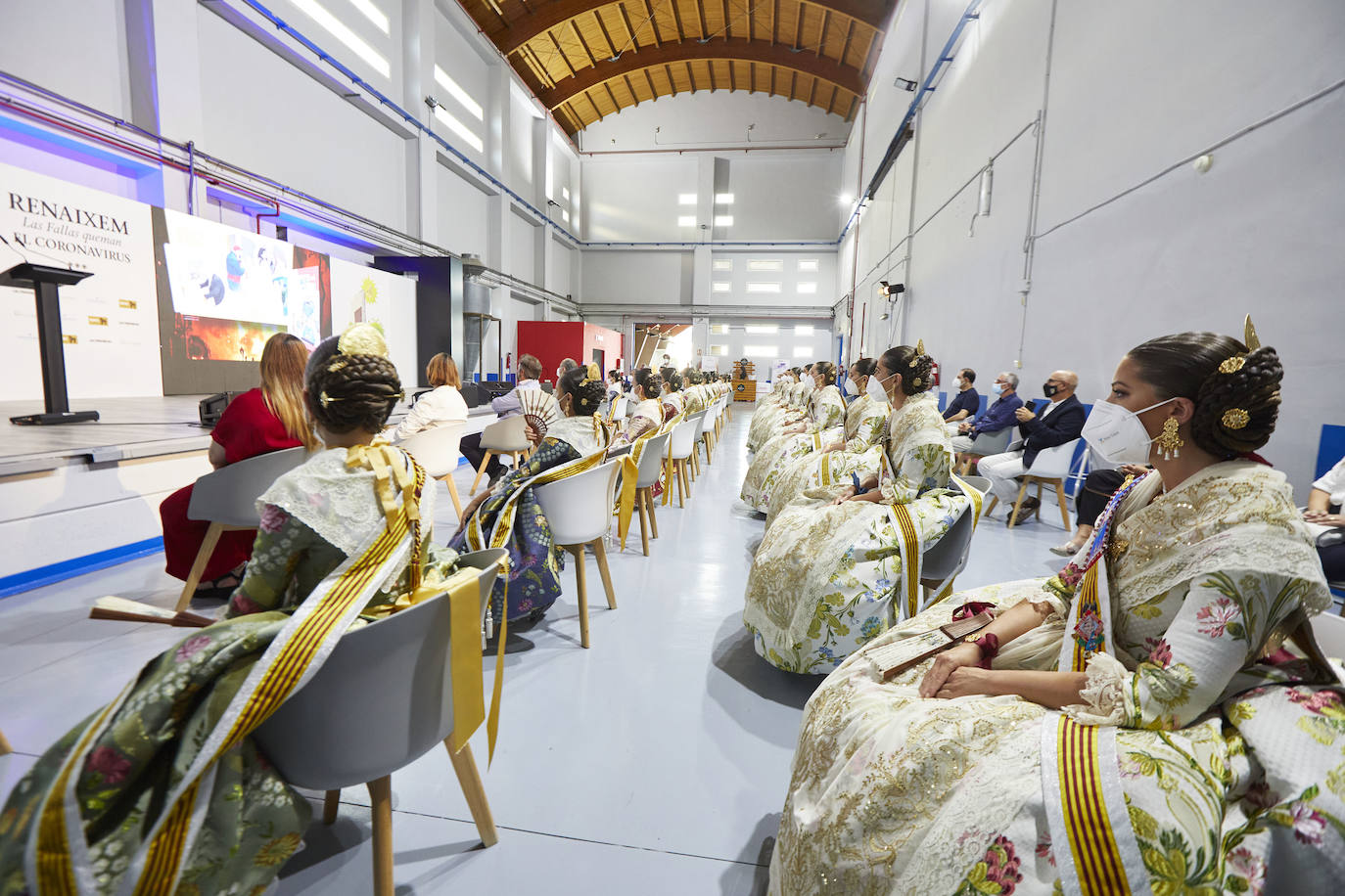 Cortes de honor, falleras mayores y sectores del mundo de las Fallas en el acto homenaje de Las Provincias