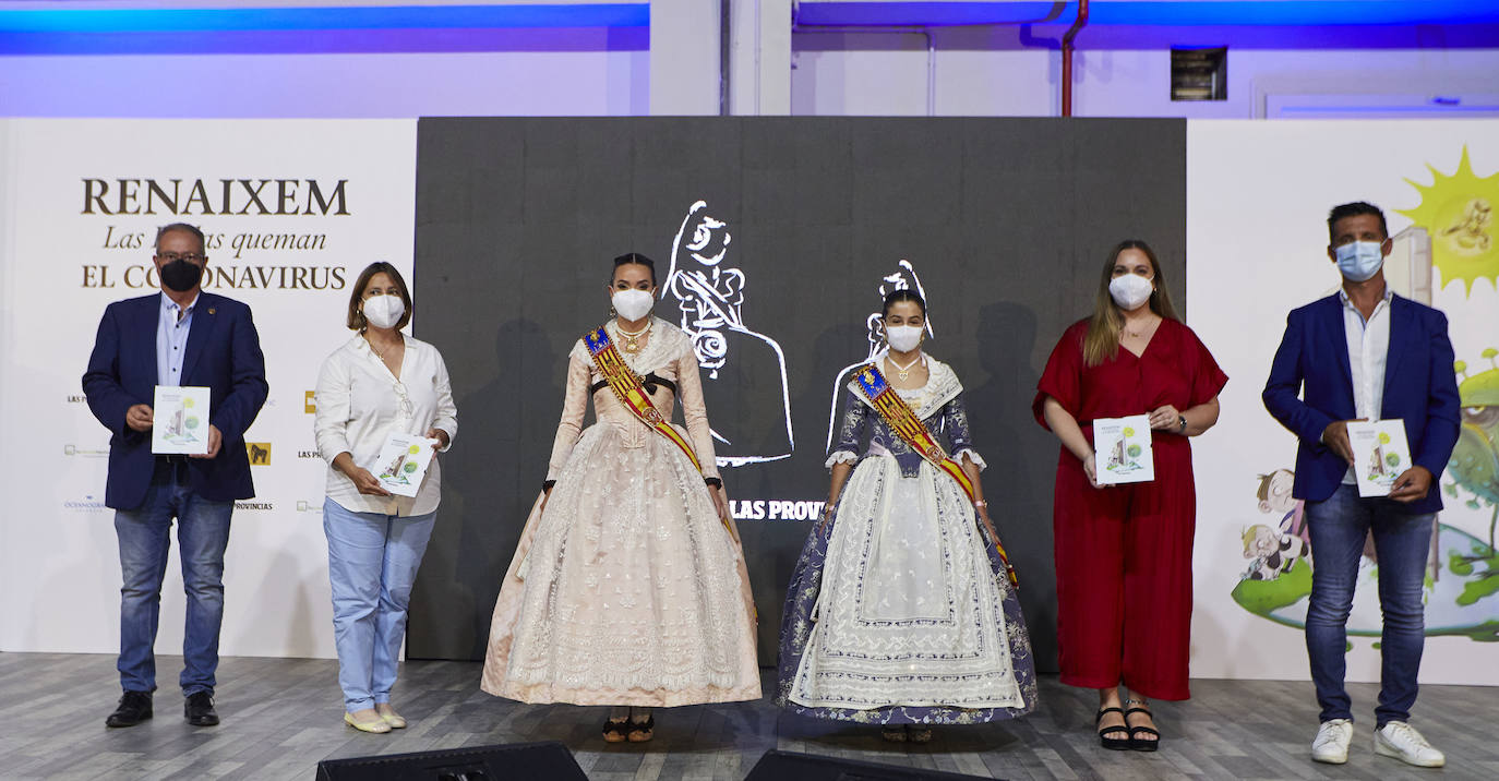 Las falleras mayores de Valencia posan con los galardonados