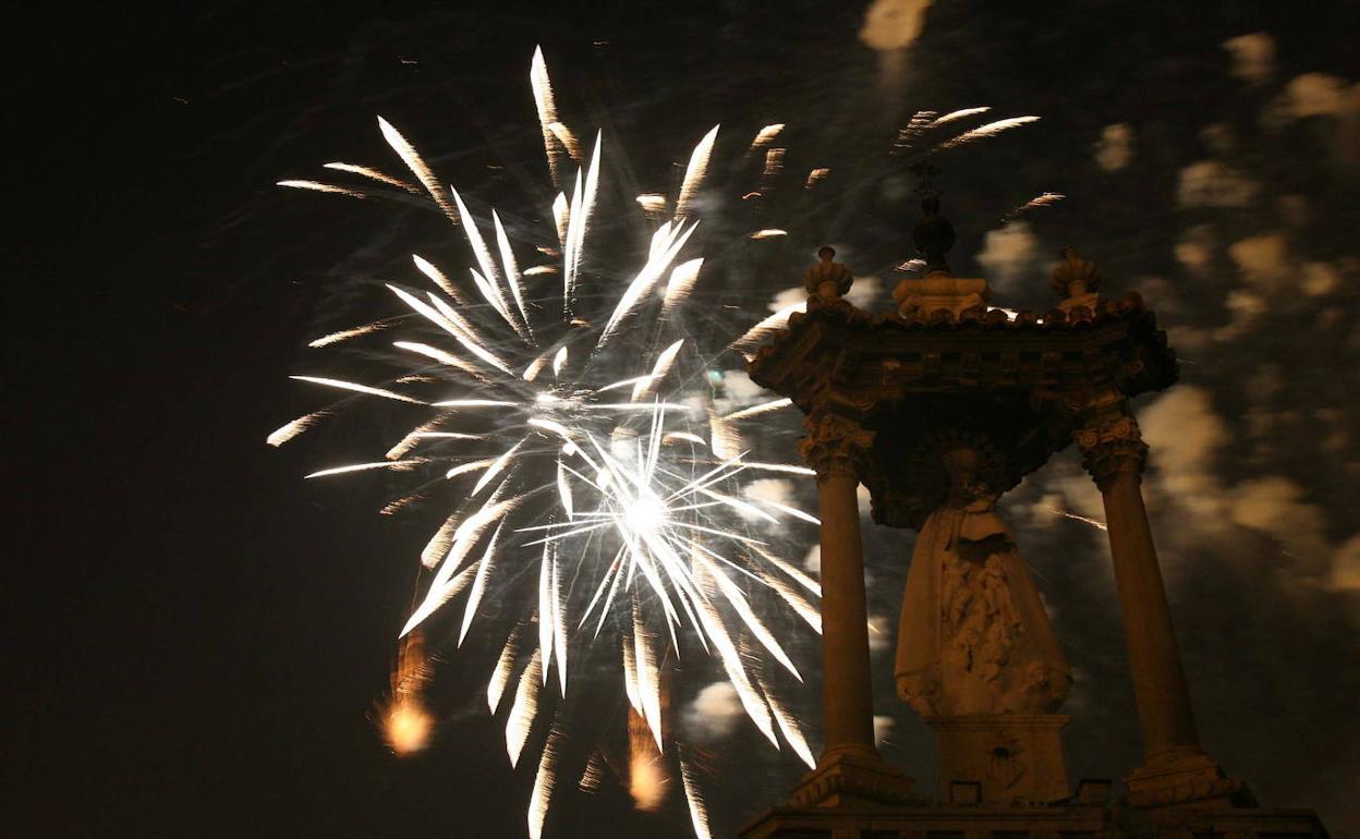 Castillo de fuegos artificiales en Fallas. 