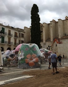 Imagen secundaria 2 - Los ninots toman las calles de Gandia con el temor a la lluvia