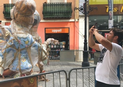 Imagen secundaria 1 - Los ninots toman las calles de Gandia con el temor a la lluvia